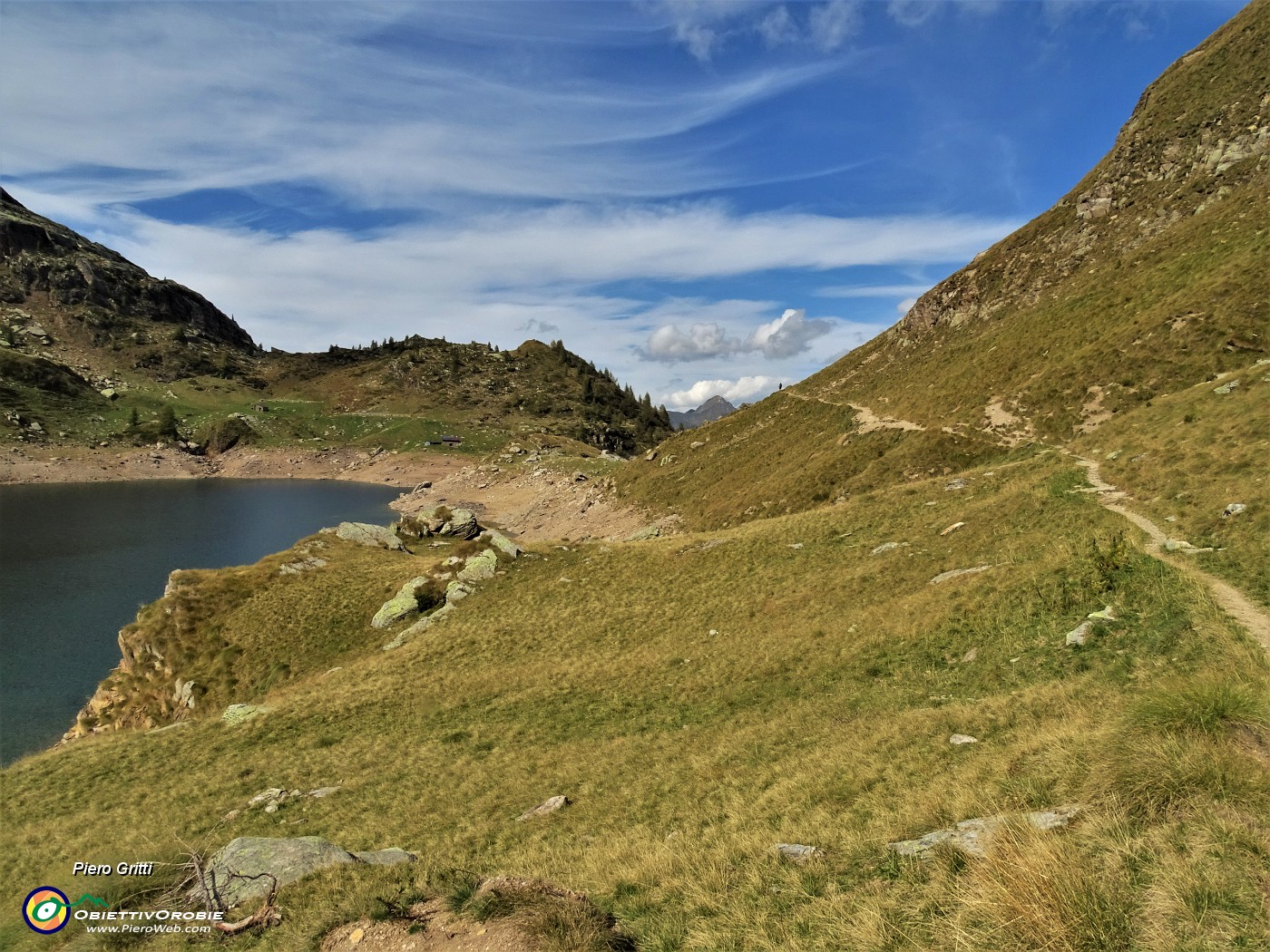 52 Sul sentiero della riva orientale dei Laghi Gemelli.JPG